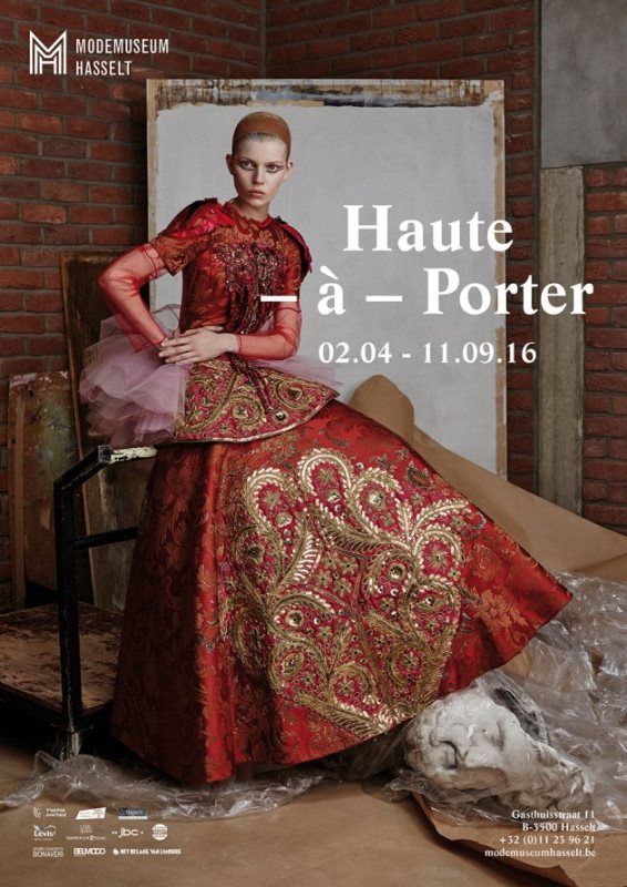 plakat wystawy haute-a-porter z Olą Rudnicką w czerwonej sukni