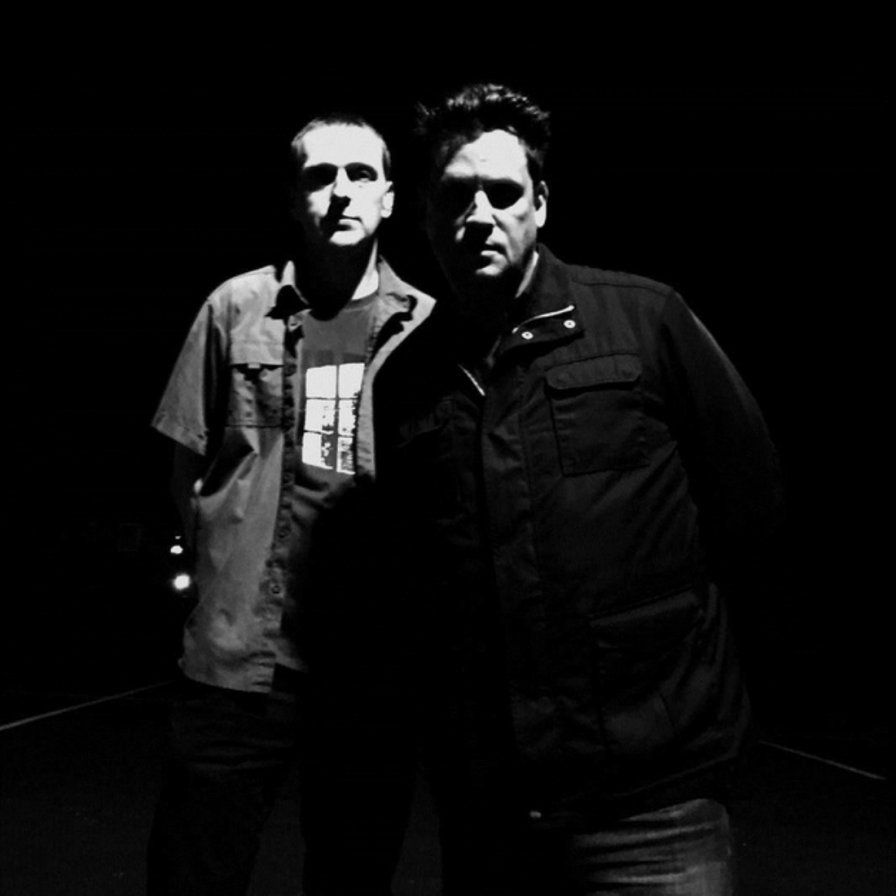 czarno-białe zdjęcie dwóch muzyków w luźnych ubraniach