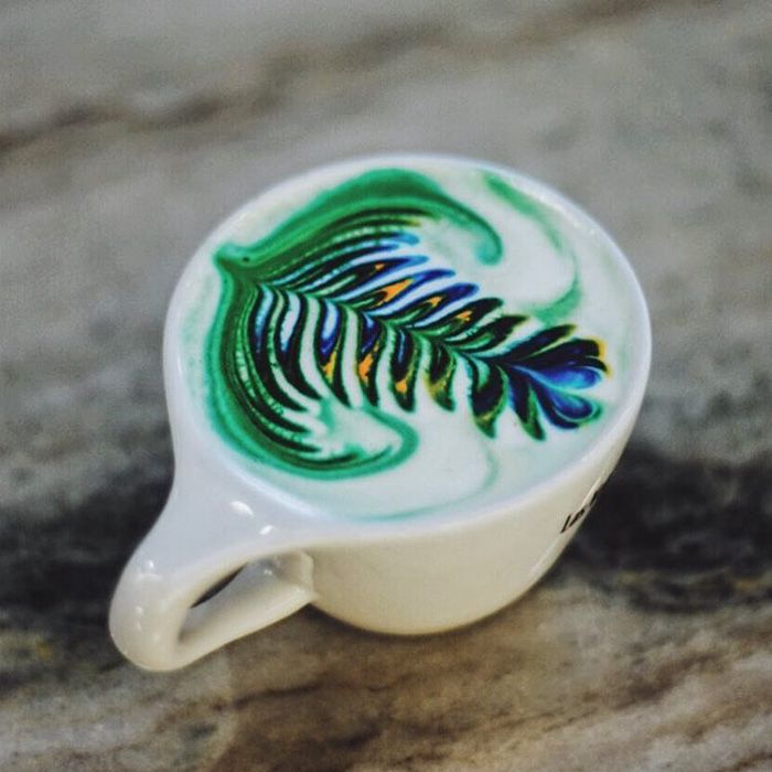 filiżanka kawy z kwiatowym wzorem w kolorach zieleni i niebieskiego