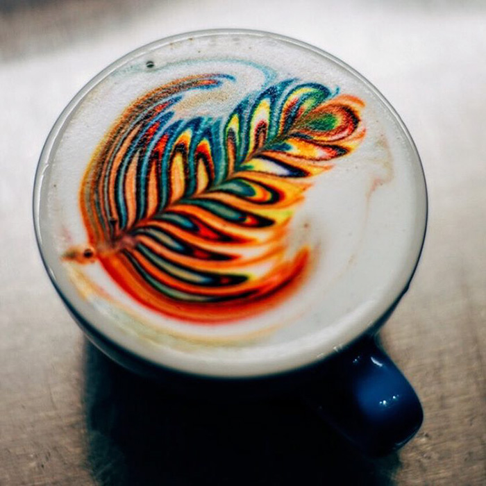 filiżanka z kawą, widziana od góry z kolorowym wzorem na piance