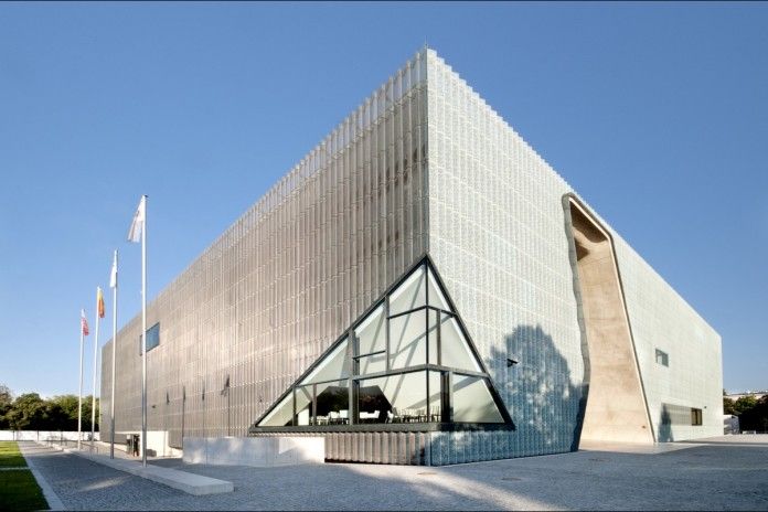 architektoniczny budynek muzeum z oszkloną ścianą