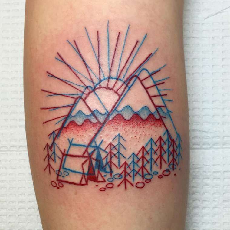 tatuaż 3D wykonany przez Winston the Whale, dwie góry, las, namiot, zachodzące za górami słońce