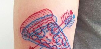tatuaż trójwymiarowy wykonany przez Winston the Whale, kawałek pizzy przebity strzałą z łuku