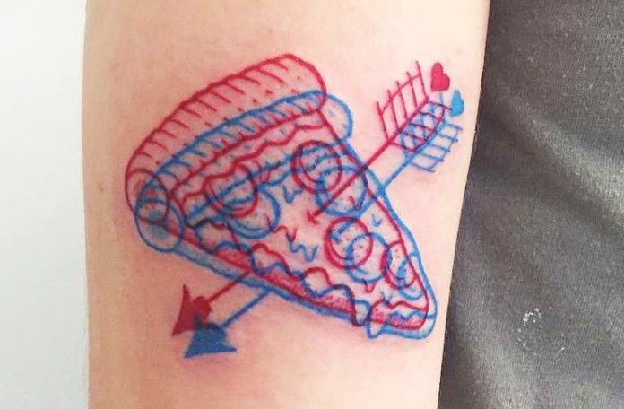 tatuaż trójwymiarowy wykonany przez Winston the Whale, kawałek pizzy przebity strzałą z łuku