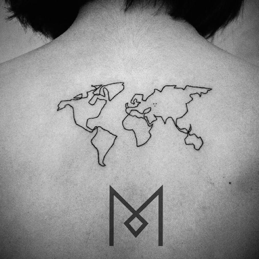 tatuaż wykonany jedną linią przedstawiający mapę świata
