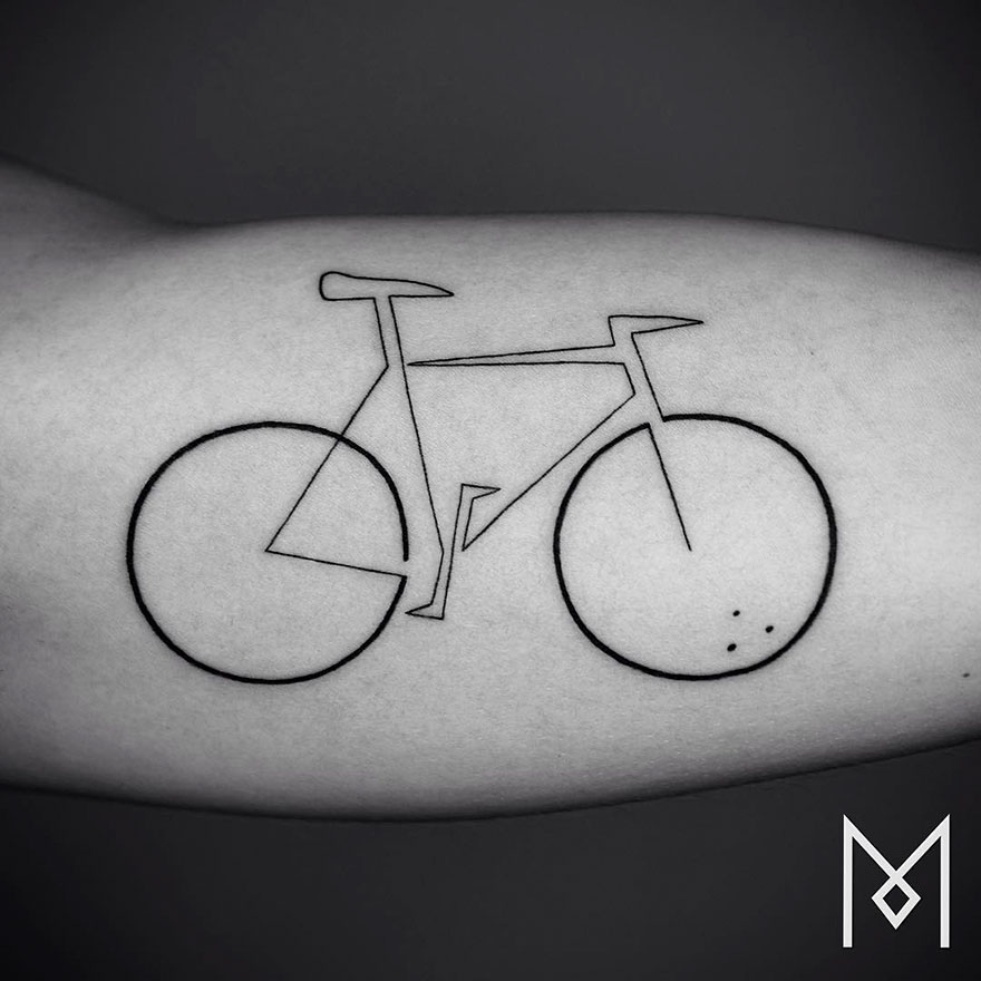tatuaż wykonany jedną linią przedstawiający rower