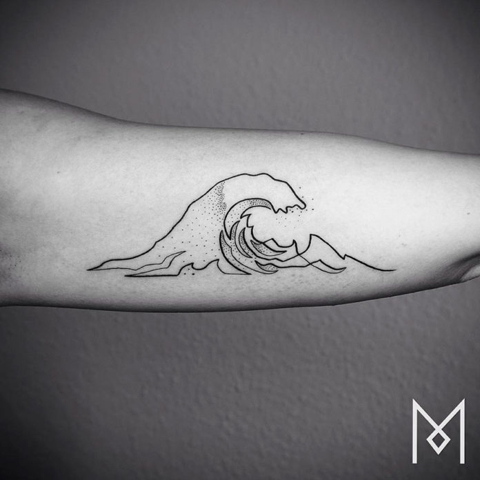 tatuaż wykonany jedną linią przedstawiający falę