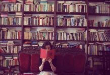 dziewczyna z ksiazka w bibliotece na kanapie