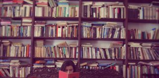 dziewczyna z ksiazka w bibliotece na kanapie