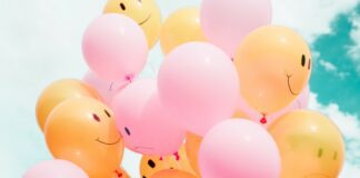 balony z narysowanymi uśmiechami