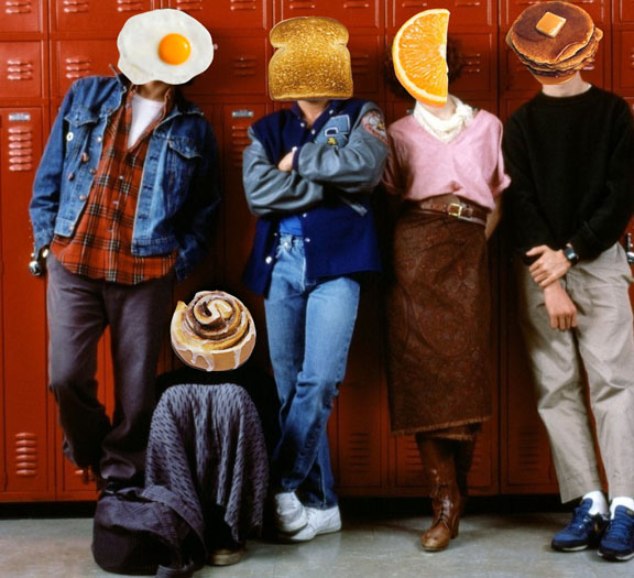 Kadr z filmu Klub WInowajców, głowni bohaterowie stoją na tle szafek szkolnych, jednak zamiast głów mają jedzenie 