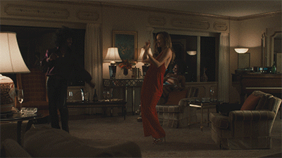 Kobieta w czerwonej sukience tańczy z chłopakiem w afro