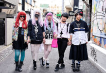 Grupa japońskich nastolatków ubrana na czarno i różowo
