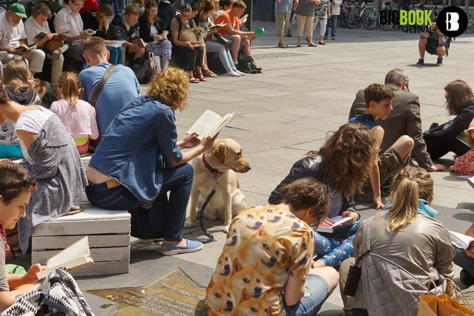 Różni ludzie czytający książki na ulicy