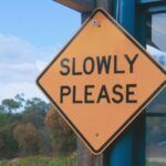Znak drogowy Slowly Please