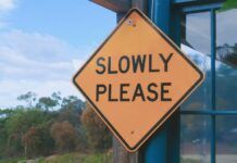 Znak drogowy Slowly Please
