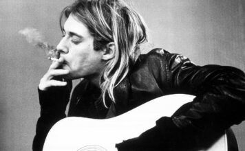 Kurt Cobain trzymający papierosa