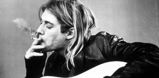 Kurt Cobain trzymający papierosa