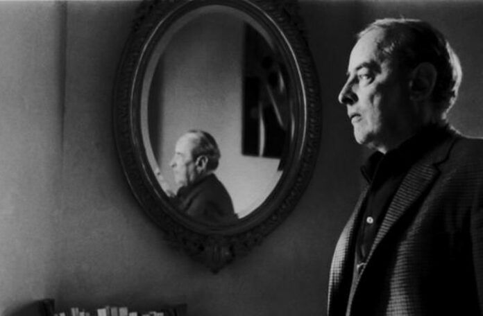 Witold Gombrowicz na tle lustra