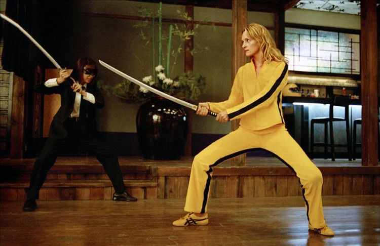 Kobieta z mieczem w żółtym dresie