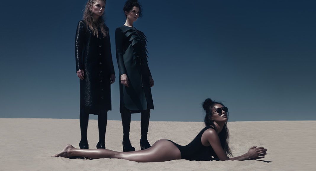 trzy kobiety na piasku