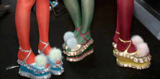 Nogi w kolorowych rajstopach i butach z futerkiem