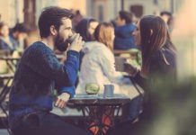 Para na randce przy stoliku w kawiarni