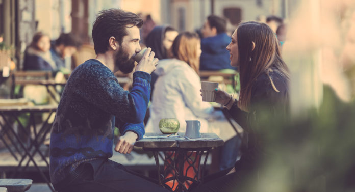 Para na randce przy stoliku w kawiarni