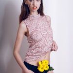modelka z żółtymi kwiatami przy majtkach