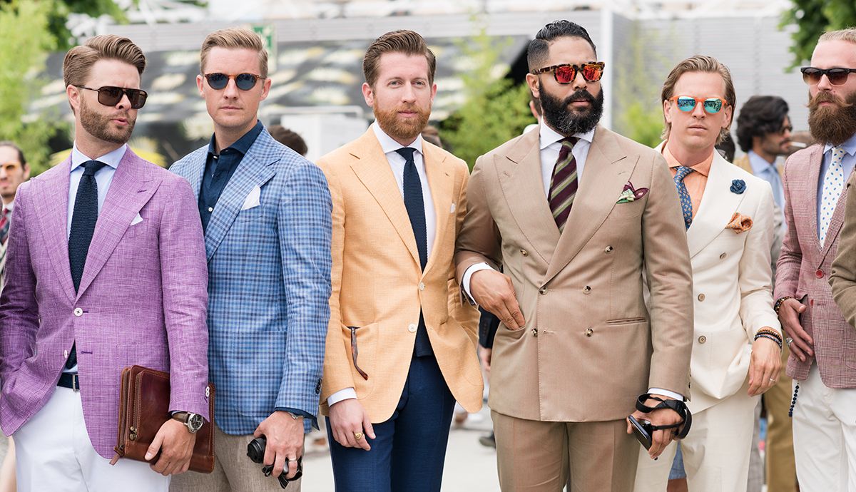 Grupa facetów w kolorowych garniturach
