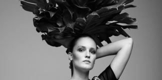 Kobieta z czarnym wiankiem z kwiatów na głowie