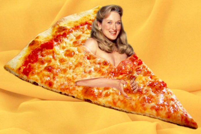 Blondynka wklejona w zdjęcie wielkiego kawałka pizzy