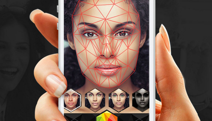 Zdjęcie telefonu komórkowego, który określa kształt twarzy kobiety