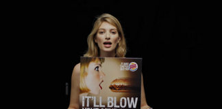 Dziewczyna trzymająca w ręku reklamę Burger Kinga