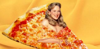 Blondynka wklejona w zdjęcie wielkiego kawałka pizzy