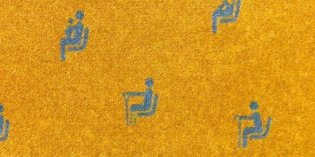 Żółte obicie siedzenia z niebieskim nadrukiem