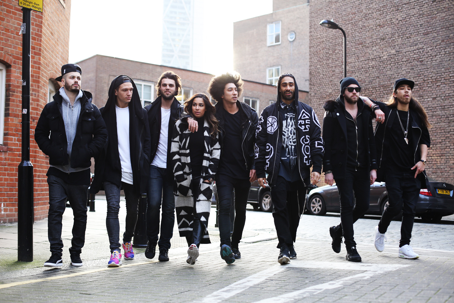 Grupa ludzi ubranych na czarno na ulicy