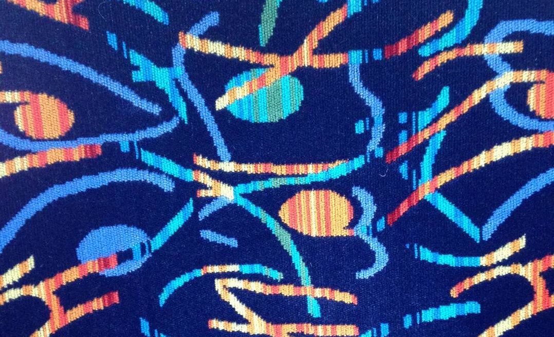 Niebiesko-neonowe wzory na siedzeniach w autobusie