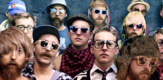 Grupa hipsterów w kolorowych okularach