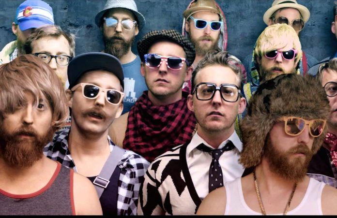 Grupa hipsterów w kolorowych okularach
