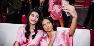 Dwie brunetki w różowych szlafrokach robią sobie zdjęcie