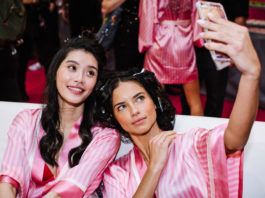Dwie brunetki w różowych szlafrokach robią sobie zdjęcie