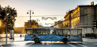 Niebieski trolejbus na ulicy
