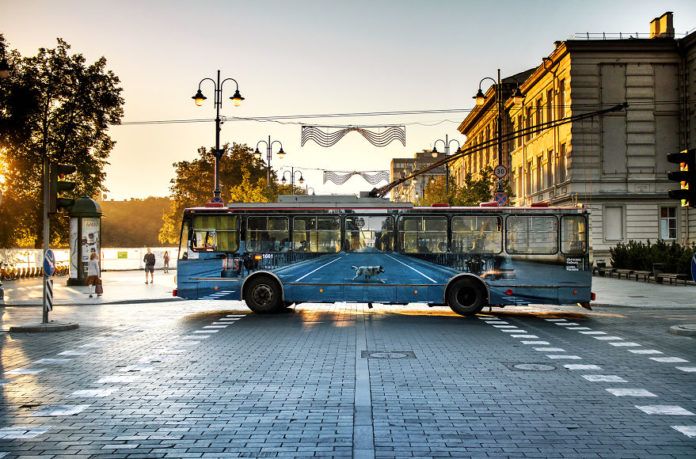 Niebieski trolejbus na ulicy