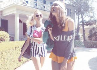 Dwie roześmiane dziewczyny w letnich ubraniach