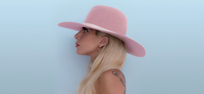 Blondynka w różowym kapeluszu