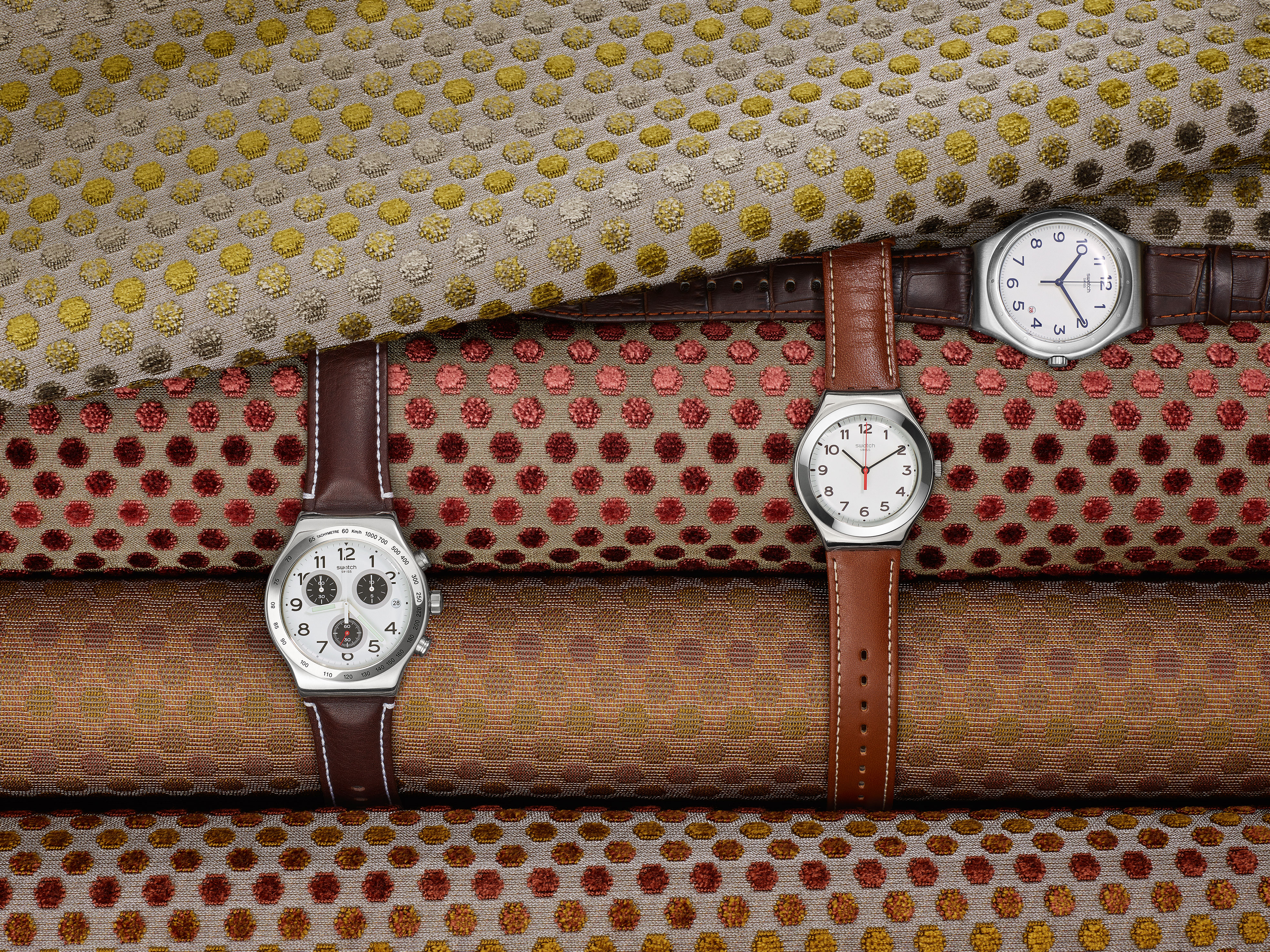 Brązowe zegarki z białymi tarczami na brązowym tle
