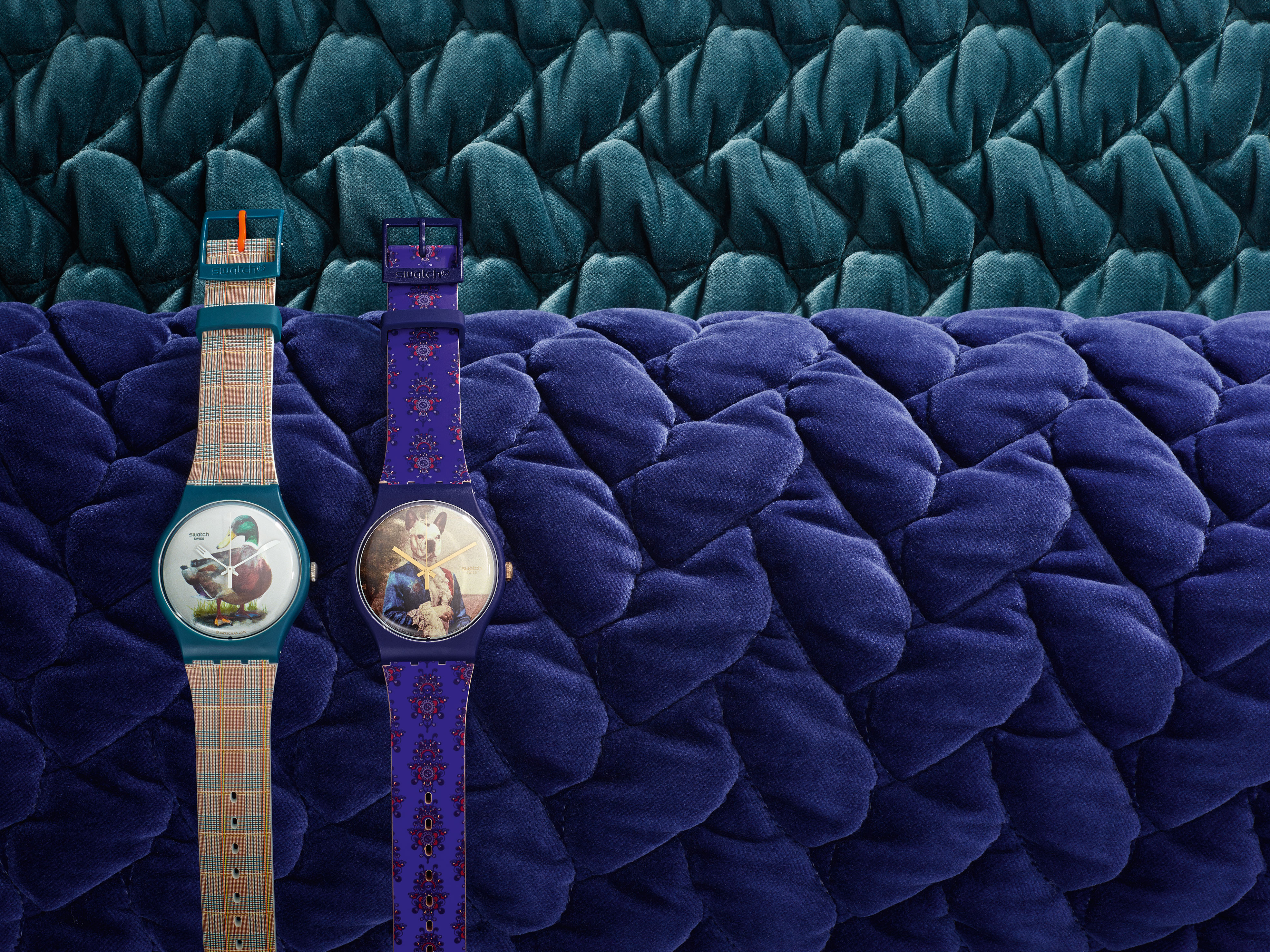 Dwa zegarki niebieski na zielonym i granatowym tle