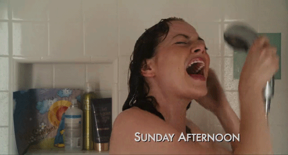 Kobieta pod prysznicem śpiewa