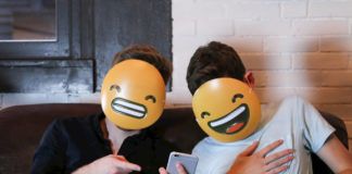 Dwóch chłopaków z emoji zamiast twarzy